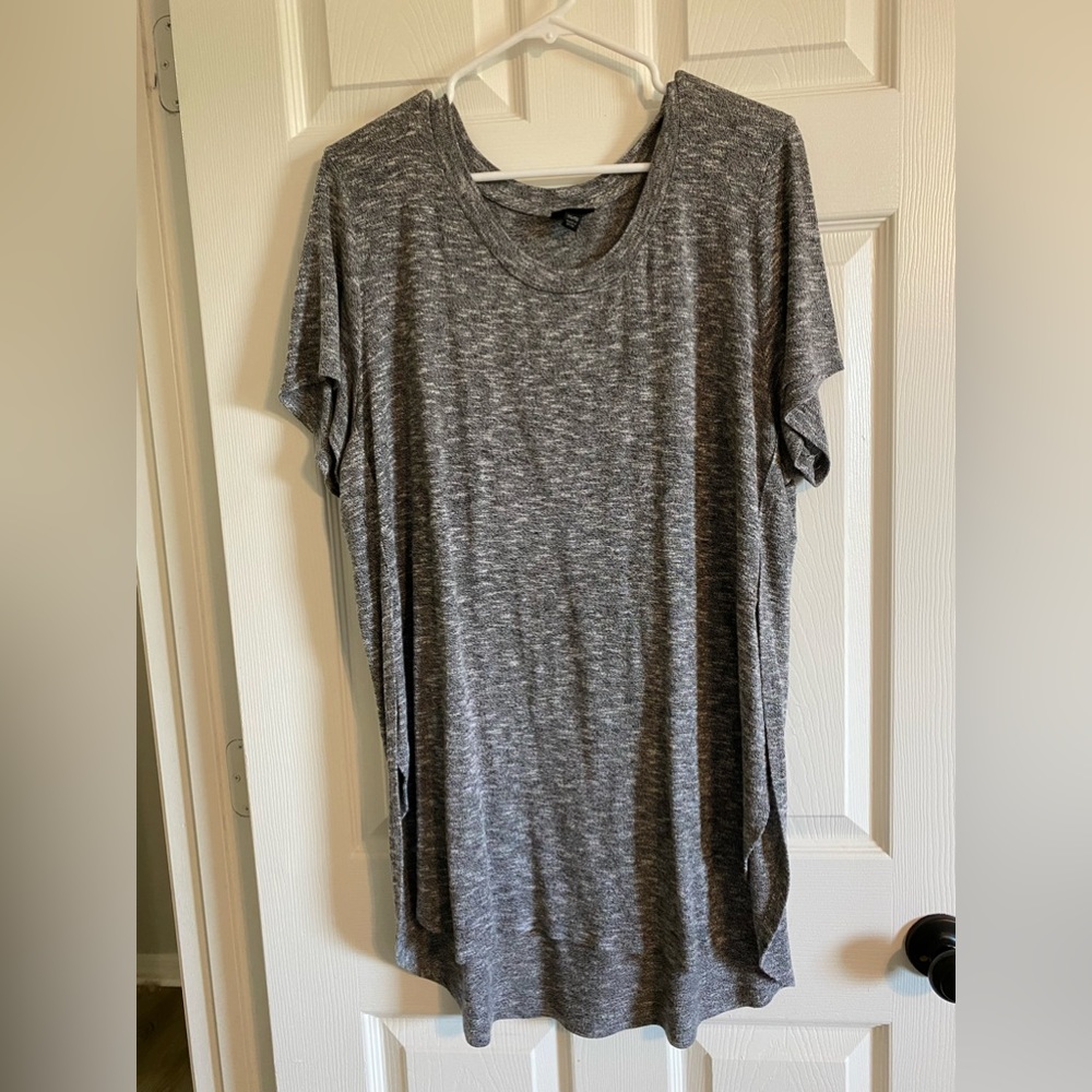 Black and white speckled top with side slits! Size XXL!